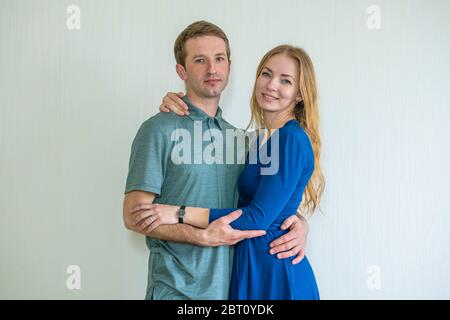 Ritratto di giovani sposi felici a casa. Foto Stock