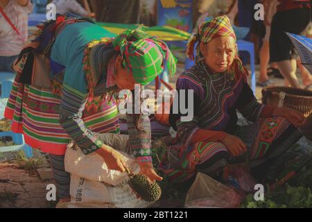 Bad ha, Vietnam - 7 luglio 2019 : Soft focus su hmong donna che vende vetrettable nel mercato di Bac ha, Vietnam del Nord. Bac ha è mercato delle tribù delle colline dove peo Foto Stock