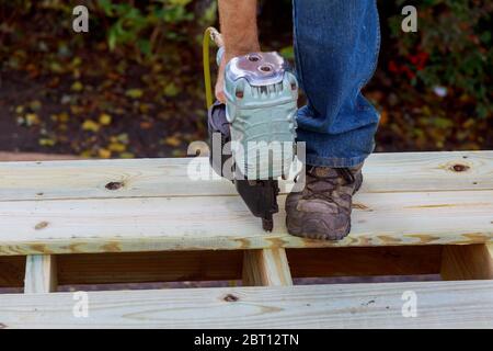 Installazione di pavimento in legno per il patio con il ponte di legno nuovo frammento decking tavole Foto Stock