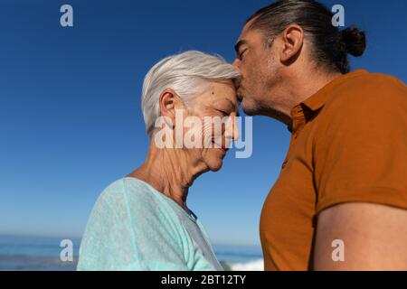 Coppia caucasica senior che si gode del tempo in spiaggia Foto Stock