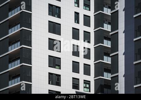 Vista geometrica di diverse facciate con balconi di edifici residenziali Foto Stock