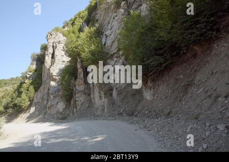 Azerbaigian. Lahic, Ismayilli . - 26.08. 2016. Strada montagnosa che conduce al villaggio di Lahic nella regione di Ismayilli dell'Azerbaigian, con l'automobile. Montagne Rocks Foto Stock