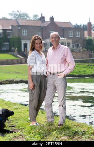 31/05/18 Rebecca e Simon Howard, precedentemente di Castle Howard, nella loro nuova casa di Welham Hall vicino a Malton con i loro figli Merlin e Octavia Foto Stock