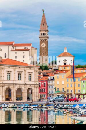 Pirano, Primorska, Slovenia. Vista sul porto di Tartinijev trg (o quadrata) e la guglia di San Giorgio e la cattedrale. Foto Stock