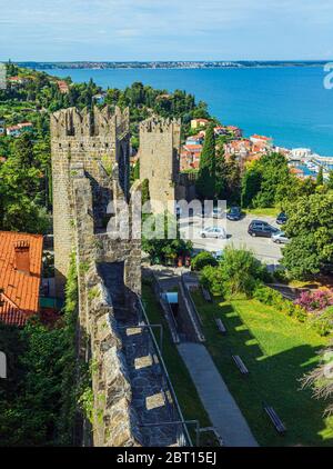 Pirano, Primorska, Slovenia. Vista dalle mura cittadine fino al mare Adriatico. Foto Stock