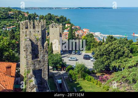 Pirano, Primorska, Slovenia. Vista dalle mura cittadine fino al mare Adriatico. Foto Stock