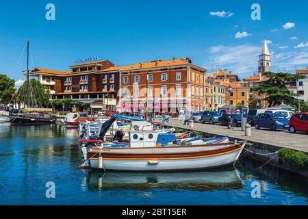 Izola, Litorale sloveno, Slovenia. Vista sulle barche da pesca fino alla passeggiata. Foto Stock