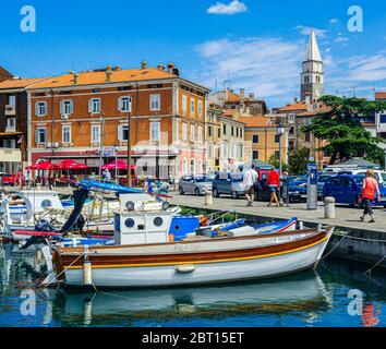 Izola, Litorale sloveno, Slovenia. Vista sulle barche da pesca fino alla passeggiata. Foto Stock