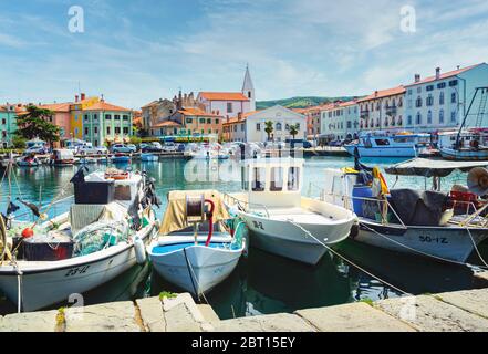 Izola, Litorale sloveno, Slovenia. Vista sul porto di pescatori. Foto Stock