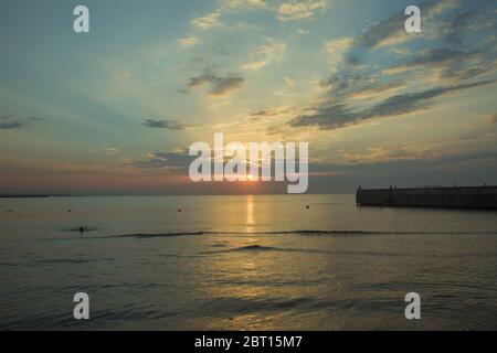 Il tramonto, il mare e le nuvole. Mar Caspio. Azerbaigian Baku bellissimo tramonto in giallo come sfondo. Natura dell'Azerbaigian Foto Stock