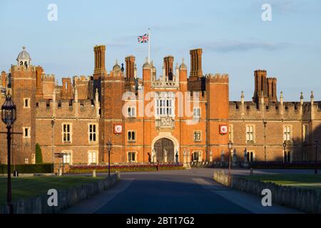 Hampton Court Palace Central Gatehouse, West Front, visto dal cancello d'ingresso principale lungo il tragitto frontale per il palazzo storico in mattoni di Tudor. UK (119) Foto Stock