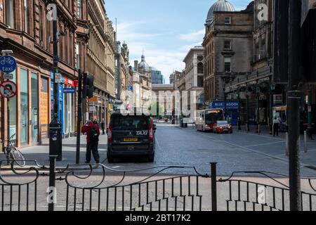 Guardando giù per una tranquilla Gordon Street da Hope Street alla coda dei taxi fuori dalla stazione centrale nel centro di Glasgow, in Scozia Foto Stock