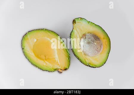 Avocado fresco isolato su sfondo bianco Foto Stock