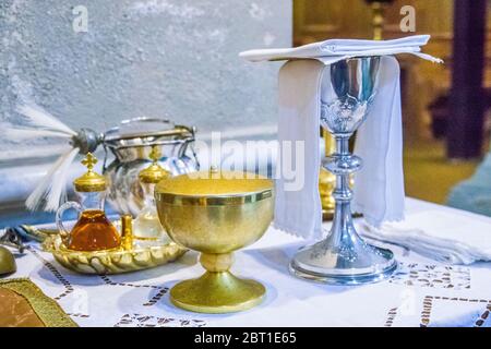 calice per vino, sangue di cristo e ciborio con ospite, corpo di cristo, e ampolle con vino e acqua per la consacrazione sugli altri Foto Stock