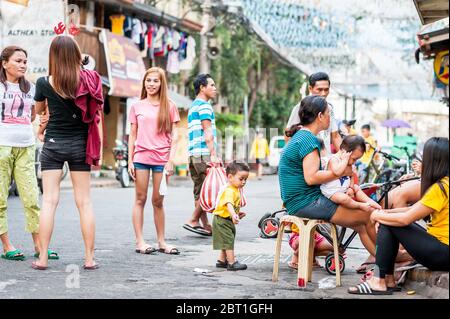 Scatti candidi famiglie e bambini che si sono recati al loro lavoro quotidiano nella vecchia città murata Intramurous Manila, le Filippine. Foto Stock