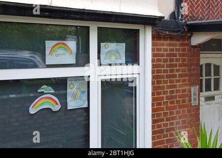 Londra, Regno Unito - 04 maggio 2020: I bambini hanno fatto arcobaleni dipinti a mano visualizzati sulla finestra della casa a Lewisham come segno di gratitudine per NHS ed es Foto Stock