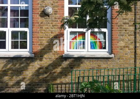 Londra, Regno Unito - 04 maggio 2020: Bambini arcobaleni colorati disegnati a mano visualizzati nella finestra della casa a Lewisham, come ringraziamento a NHS dur Foto Stock