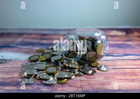 Monete e jar investimento, stipendio, prestito, investimento concetto. Concetto di risparmio. Singapore monete in dollari valuta valuta valuta valuta valuta valuta valuta valuta valuta valuta valuta valuta valuta Foto Stock