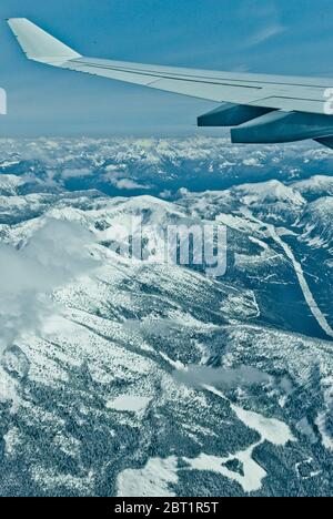 Vista sulla catena montuosa costiera della British Columbia in direzione dell'aeroporto di Vancouver Foto Stock