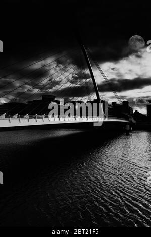 Il ponte Samuel Beckett di Santiago Calatrava sul fiume Liffey, Dublino, Irlanda Foto Stock