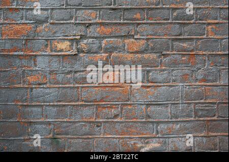Sfondo di vecchio muro di mattoni arancione sporco con vernice argento peeling. Struttura della parete. Vecchia vernice incrinata sulla parete. Sfondo del modello Foto Stock