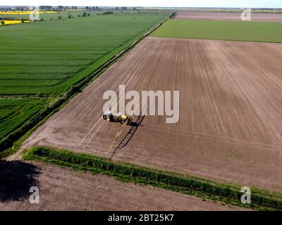 Trattore con irroratrice in funzione nei campi, Zulawy Wislane, Polonia Foto Stock