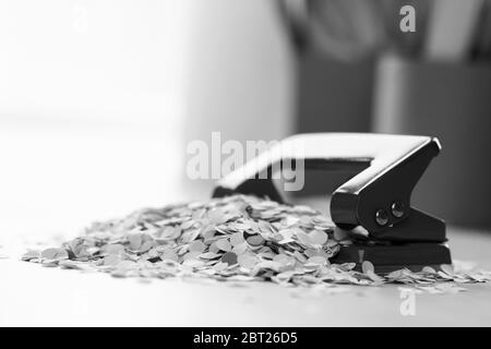 Foto in bianco e nero di perforatrici e frammenti di carta Foto Stock