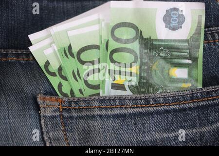 banconote in contanti da 100 euro in tasche in jeans. Banner per web, carta regalo, cartolina. Concetto di ricchezza, risparmio o spesa di denaro Foto Stock