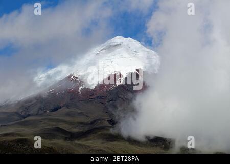 Bel Vulcano Cotopaxi tra le nuvole in Ecuador Foto Stock