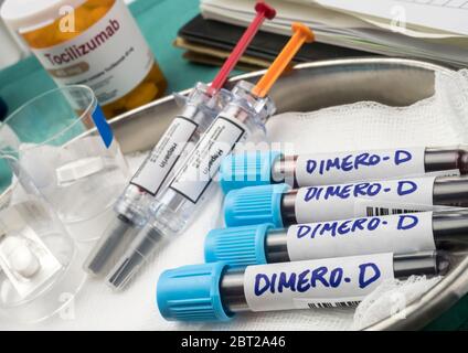 Tocilizumab e farmaci eparinici per pazienti con covid-19 con dimero-D elevato nel sangue, immagine concettuale, contenitori di farmaci generici senza marchio e ipotio Foto Stock