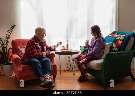 Nonna e nipote che giocano un gioco di carte Foto Stock