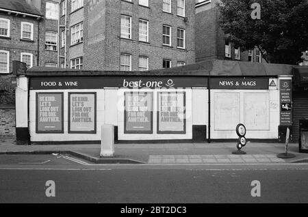 Poster con un messaggio positivo sul davanti di un negozio chiuso in Caledonian Road, Londra del Nord, Regno Unito, durante il blocco del coronavirus Foto Stock