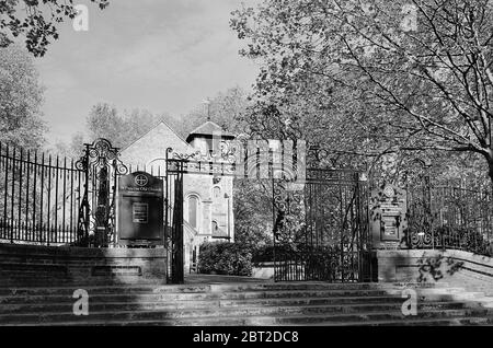 St Pancras Old Church vicino King's Cross, Londra nord Regno Unito, vista dal cancello d'ingresso Foto Stock