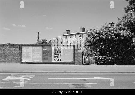 Manifesti che portano un messaggio positivo su un muro in Seven Sisters Road, North London UK, durante il blocco del coronavirus nel maggio 2020 Foto Stock