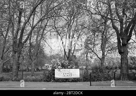 Messaggio di ringraziamento al Servizio sanitario Nazionale durante il blocco del coronavirus, fuori dal Parco Chestnuts in St Anne's Road, Tottenham, Londra del Nord Regno Unito Foto Stock