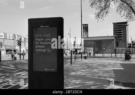 La pubblicità elettronica dislpay ringraziando l'NHS, a Turnpike Lane, Londra del nord Regno Unito, durante la crisi del coronavirus nel maggio 2020 Foto Stock