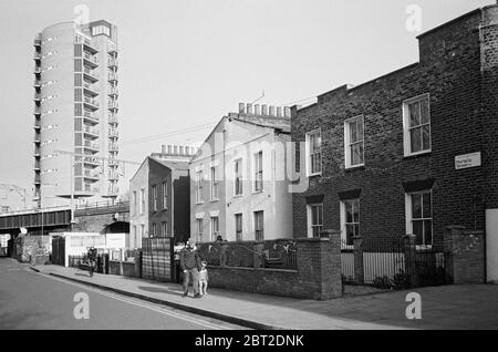 Tower Block e proprietà lungo martello Street, London Fields, Hackney, North East London UK Foto Stock