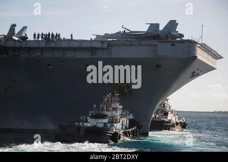 Apra Harbour, Stati Uniti. 21 Maggio 2020. La portaerei della marina statunitense di classe Nimitz USS Theodore Roosevelt viene trainata fuori dal molo quando parte dalla base navale Guam 21 maggio 2020 ad Apra Harbour, Guam. L'equipaggio negativo del COVID è tornato dalla quarantena e sta tornando in mare per continuare il loro dispiegamento programmato nell'Indo-Pacifico. Credito: SSgt. Jordan Gilbert/USA Marine Corps/Alamy Live News Foto Stock