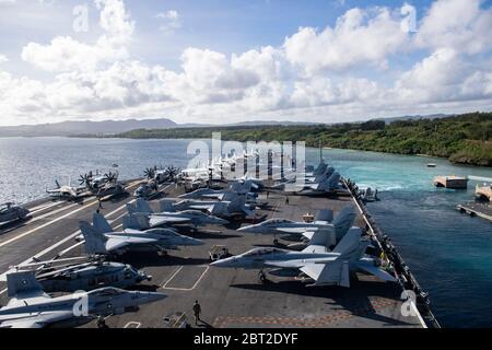 Apra Harbour, Stati Uniti. 21 Maggio 2020. La portaerei della marina statunitense di classe Nimitz USS Theodore Roosevelt viene trainata fuori dal molo quando parte dalla base navale Guam 21 maggio 2020 ad Apra Harbour, Guam. L'equipaggio negativo del COVID è tornato dalla quarantena e sta tornando in mare per continuare il loro dispiegamento programmato nell'Indo-Pacifico. Credito: MCS3 Zachary Wheeler/USA Notizie dal vivo sulla Marina/Alamy Foto Stock