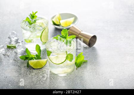 Rinfrescante cocktail estivo mojito Foto Stock