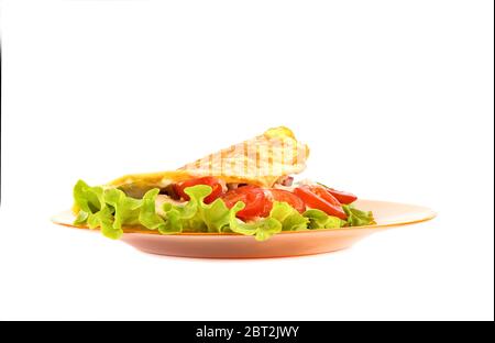 Pancake fatto con farinata d'avena, lubrificato con yogurt e farcito con filetto di pollo, lattuga e pomodoro. Colazione sana su un piatto su sfondo bianco. Foto Stock