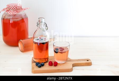 Immagini Stock - Fermentazione Casalinga. Tè Kombucha Bevanda Leggermente  Alcolica, Leggermente Effervescente Con Pesca E Lime. Bevanda Probiotica E  Salutare Per L'intestino.. Image 173731051