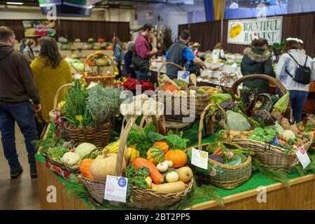 Harrisburg, PA / USA - 6 gennaio 2020: Cestini e vassoi di frutta e verdura sono in mostra all'annuale fiera agricola PA. Foto Stock