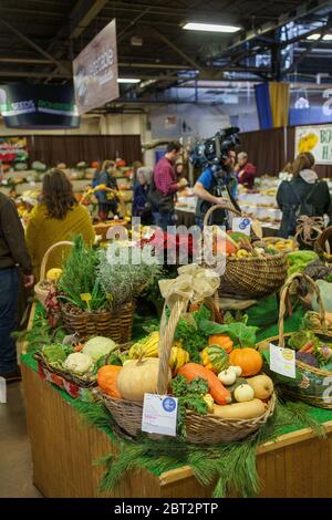 Harrisburg, PA / USA - 6 gennaio 2020: Cestini e vassoi di frutta e verdura sono in mostra all'annuale fiera agricola PA. Foto Stock