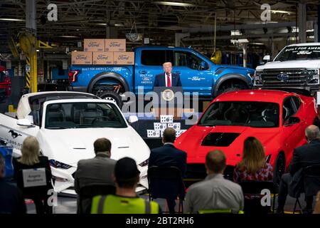 Ypsilanti, Stati Uniti d'America. 21 Maggio 2020. Ypsilanti, Stati Uniti d'America. 21 maggio 2020. Il presidente degli Stati Uniti Donald Trump, circondato da veicoli Ford, si rivolge ai lavoratori in un rally stile campagna presso lo stabilimento Ford Rawsonville Components 21 maggio 2020 a Ypsilanti, Michigan. La fabbrica si è convertita dalla produzione di parti di automobili ai ventilatori modello A-e per assistere con il COVID-19, pandemia di coronavirus. Credit: TIA Dufour/White House Photo/Alamy Live News Foto Stock