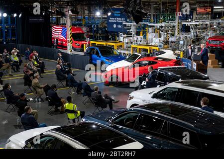 Ypsilanti, Stati Uniti d'America. 21 Maggio 2020. Ypsilanti, Stati Uniti d'America. 21 maggio 2020. Il presidente degli Stati Uniti Donald Trump, circondato da veicoli Ford, si rivolge ai lavoratori in un rally stile campagna presso lo stabilimento Ford Rawsonville Components 21 maggio 2020 a Ypsilanti, Michigan. La fabbrica si è convertita dalla produzione di parti di automobili ai ventilatori modello A-e per assistere con il COVID-19, pandemia di coronavirus. Credit: TIA Dufour/White House Photo/Alamy Live News Foto Stock