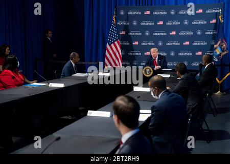 Ypsilanti, Stati Uniti d'America. 21 Maggio 2020. Ypsilanti, Stati Uniti d'America. 21 maggio 2020. Il presidente degli Stati Uniti Donald Trump, tiene una sessione di ascolto con i leader afro-americani durante una visita alla fabbrica Ford Rawsonville il 21 maggio 2020 a Ypsilanti, Michigan. L'impianto dei componenti si è convertito dalla produzione di parti di automobili ai ventilatori modello A-e per assistere con il COVID-19, pandemia di coronavirus. Credit: TIA Dufour/White House Photo/Alamy Live News Foto Stock