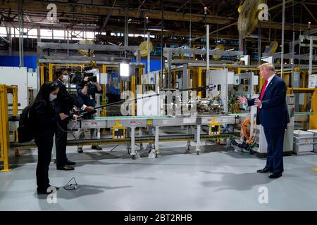 Ypsilanti, Stati Uniti d'America. 21 Maggio 2020. Ypsilanti, Stati Uniti d'America. 21 maggio 2020. Il presidente degli Stati Uniti Donald Trump, è intervistato dalla televisione locale durante un tour della fabbrica di Ford Rawsonville che si è nascosto dalla produzione di automobili ai ventilatori di modello A-e per assistere con il COVID-19, pandemic di coronavirus 21 maggio 2020 a Ypsilanti, Michigan. Credit: TIA Dufour/White House Photo/Alamy Live News Foto Stock