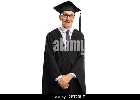 Anziano maschio laureato indossando un abito e sorridente isolato su sfondo bianco Foto Stock