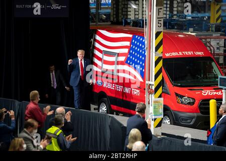 Ypsilanti, Stati Uniti d'America. 21 Maggio 2020. Ypsilanti, Stati Uniti d'America. 21 maggio 2020. Il presidente degli Stati Uniti Donald Trump, tiene il suo pugno mentre cammina sul palco per rivolgersi ai lavoratori presso lo stabilimento Ford Rawsonville Components 21 maggio 2020 a Ypsilanti, Michigan. La fabbrica si è convertita dalla produzione di parti di automobili ai ventilatori modello A-e per assistere con il COVID-19, pandemia di coronavirus. Credit: TIA Dufour/White House Photo/Alamy Live News Foto Stock